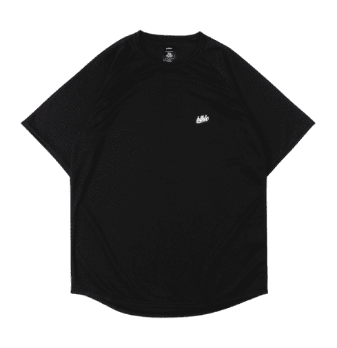 黒のTシャツの写真