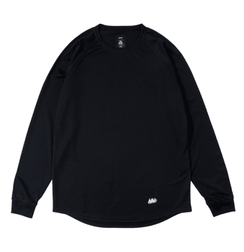 黒の長袖のTシャツの写真