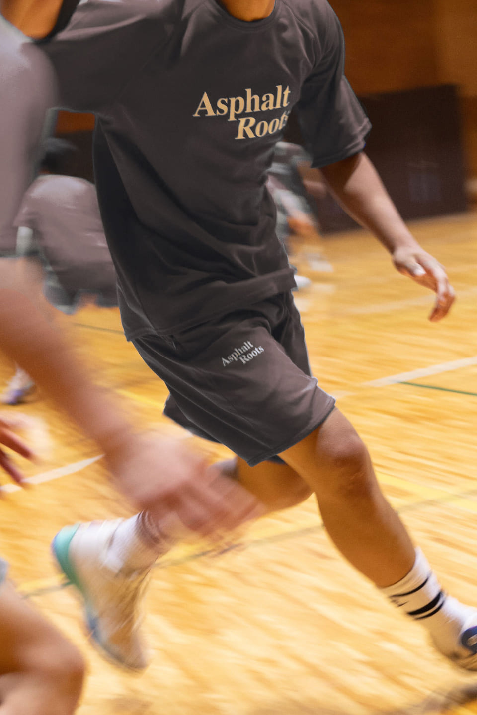 グレーのTシャツを着た人の写真